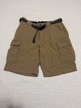Duluth Trading Company men’s khaki belted shorts, size large.